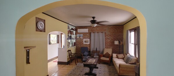 Smart TV, books, stereo - Historic Bungalow in Downtown Phoenix (Phoenix)