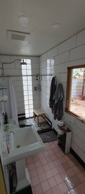 Combined shower/tub, hair dryer, towels, toilet paper - Historic Bungalow in Downtown Phoenix (Phoenix)