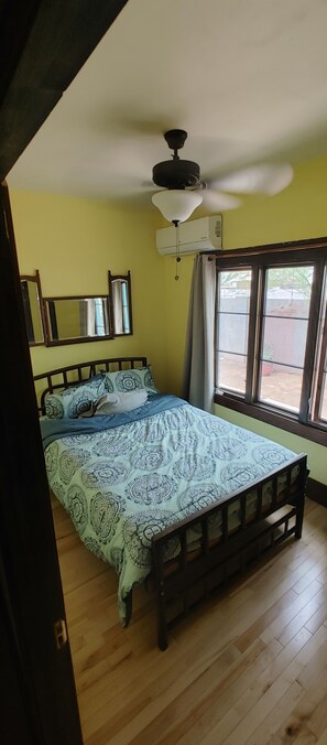 3 bedrooms, iron/ironing board, free WiFi, bed sheets - Historic Bungalow in Downtown Phoenix (Phoenix)