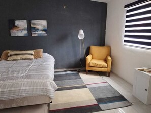 Individually decorated, individually furnished, laptop workspace - HospedArte (Loreto)