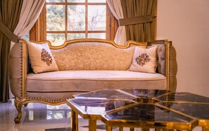 Lobby sitting area - Isle Of Highland Tours Guest House (Gilgit)