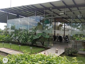 供應早餐和午餐，國際料理