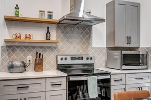 冰箱、微波炉、烤箱、炉灶