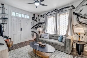 TV - Contemporary Apartment - 5 Min To TIAA Bank Field! (Jacksonville)