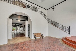 Interior - Eagle's Nest - Spacious Loft Downtown - Near GSU! (Statesboro)