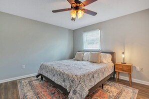 3 bedrooms, desk, WiFi, bed sheets