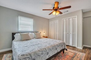 3 bedrooms, desk, WiFi, bed sheets