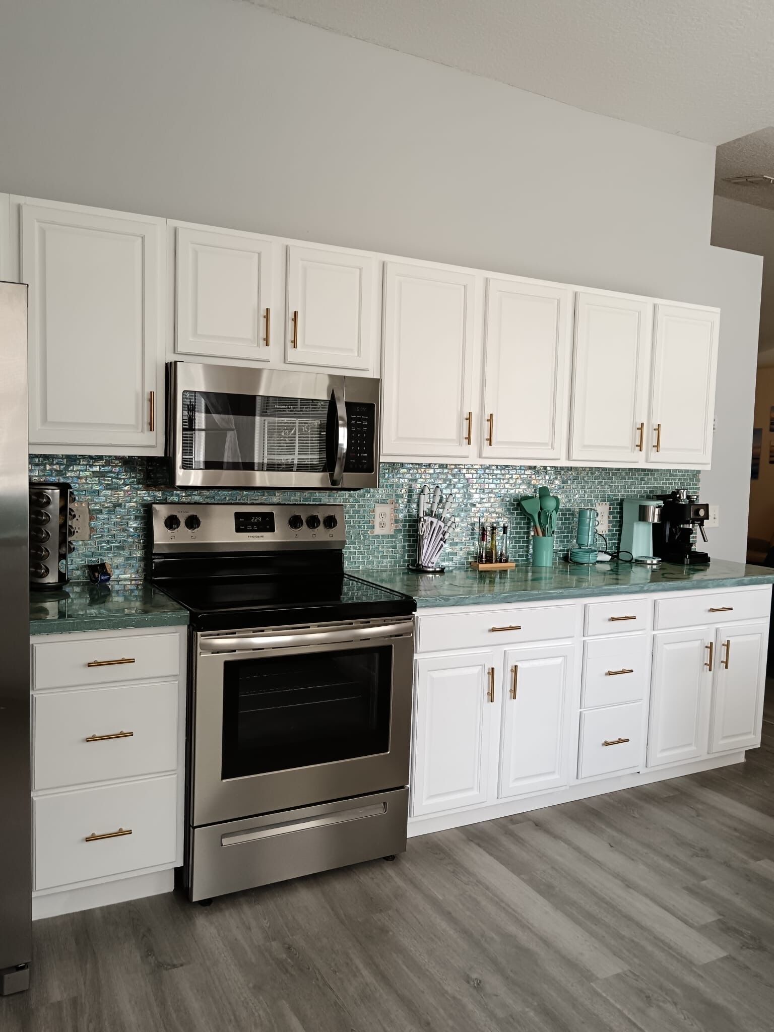 Coffee/tea maker, fridge, microwave, oven