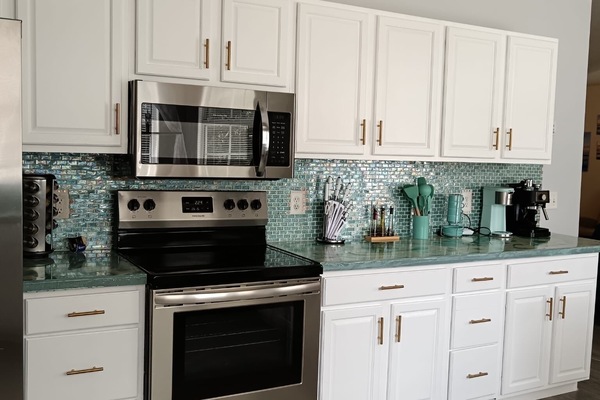Coffee/tea maker, fridge, microwave, oven