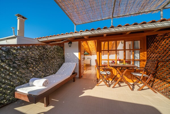 Outdoor dining - Alexatos Attic Studios with terrace (Αγία Ευφημία)