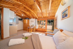 1 bedroom, travel crib, free WiFi, bed sheets - Alexatos Attic Studios with terrace (Αγία Ευφημία)