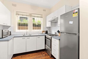 Geladeira, micro-ondas, fogão, cooktop