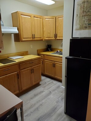 Réfrigérateur, micro-ondes, plaque de cuisson, cafetière/bouilloire