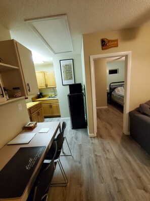 1 habitación, escritorio, wifi gratis y ropa de cama