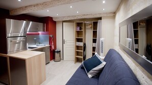 A compact living space with a kitchenette, a sofa, and a wardrobe. - Very Nice Studio Ideal For 2 Near The Halles (Avignon)