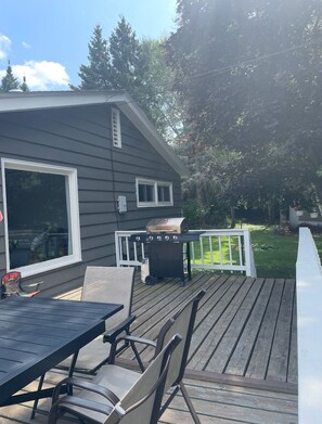 Outdoor dining - Entire Home with Lakeview (L'Anse)