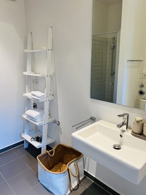 Shower, hair dryer, towels, soap - Charming rear building near the old town (Osnabrück)