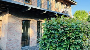 A two-story brick building with large windows and a balcony. - Charming rear building near the old town (Osnabrück)