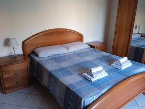 1 soverom, skrivebord, wi-fi (inkludert) og sengetøy