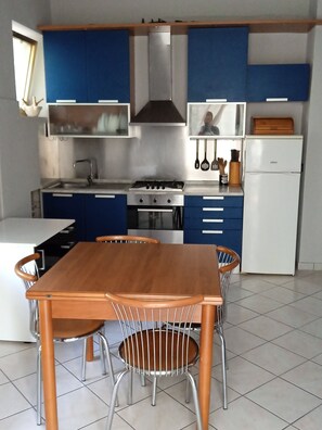 Frigorífico, horno, placa de cocina y cafetera o tetera