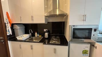 Réfrigérateur, micro-ondes, plaque de cuisson, cafetiÚre/bouilloire