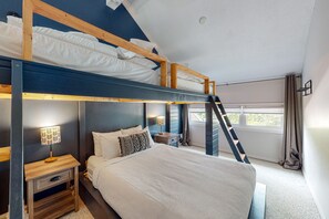 3 bedrooms, iron/ironing board, internet, bed sheets