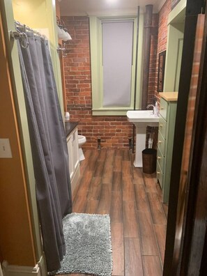 Kombination af bruser/badekar, hårtørrer, håndklæder, Sæbe