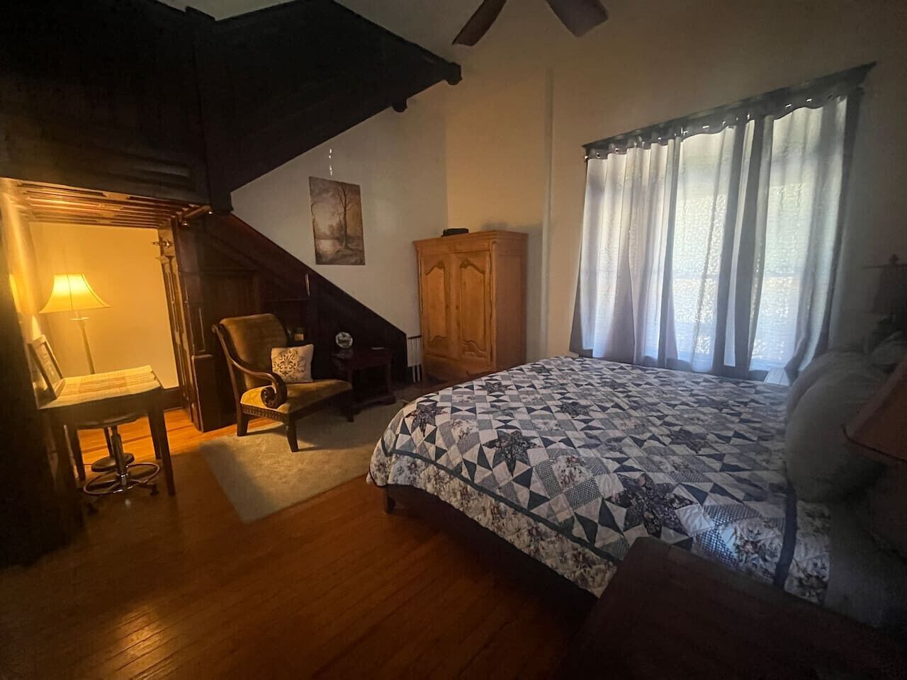 1 soverom, skrivebord, strykejern/-brett og reiseseng for barn