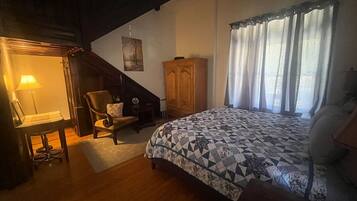 1 dormitori, escriptori i planxa i posts de planxar