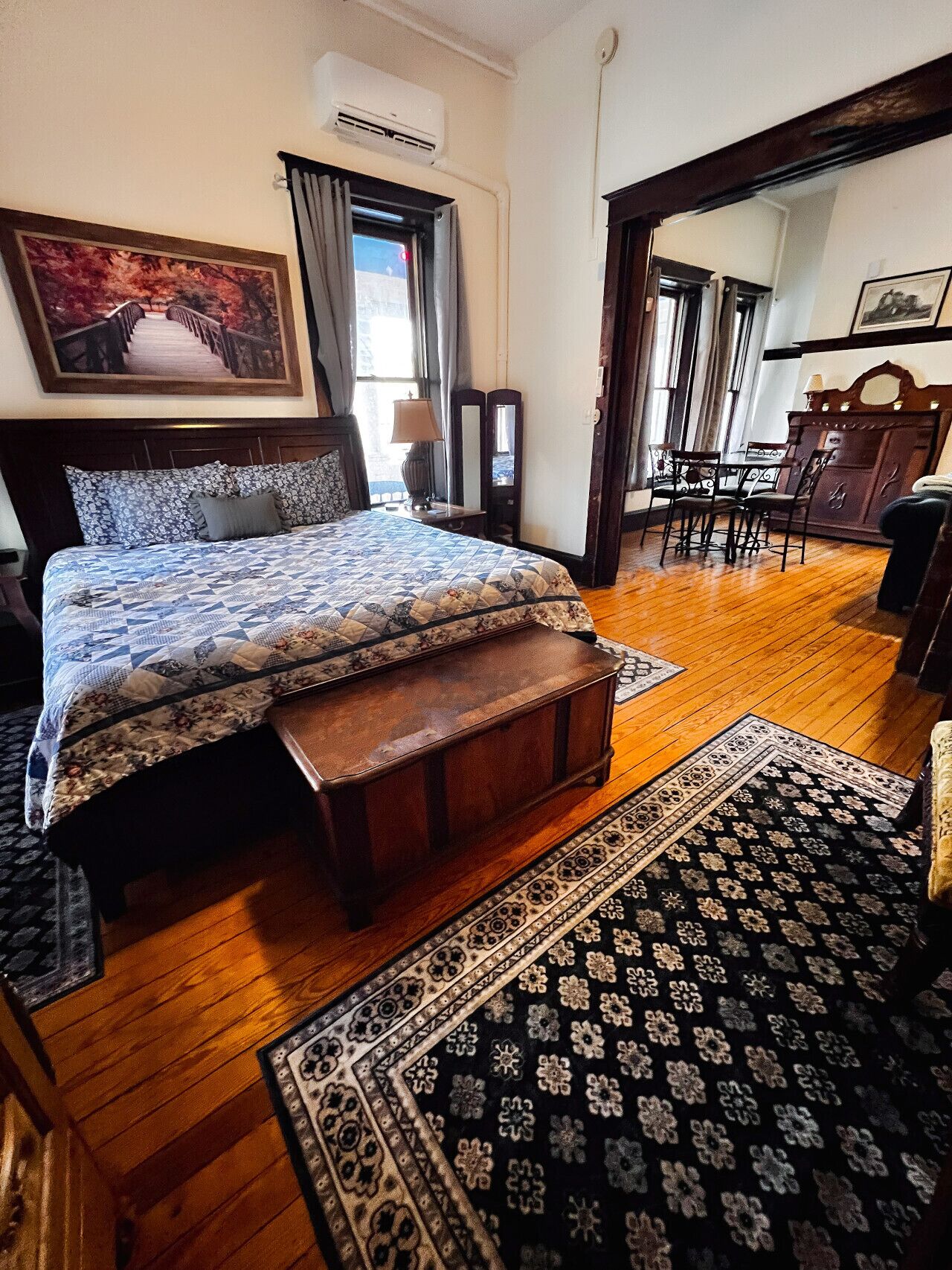 1 chambre, bureau, fer et planche à repasser, lit parapluie