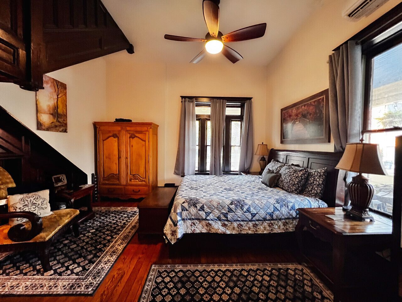 1 quarto, escrivaninha, ferros/tábuas de passar roupa, berço de viagem