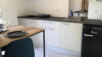 Fridge, microwave, oven, coffee/tea maker