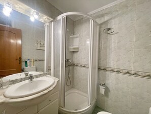 Shower, towels
