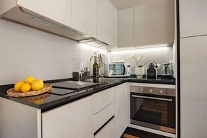 Frigorifero, forno, piano cottura, lavastoviglie