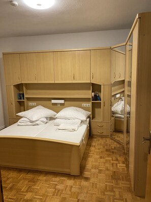 4 bedrooms, free WiFi, bed sheets