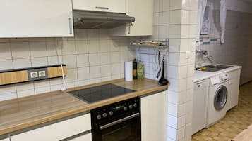 Jääkaappi, mikroaaltouuni, uuni, liesi