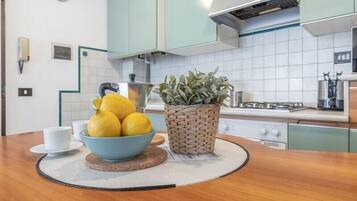 Frigorifero, microonde, forno, piano cottura