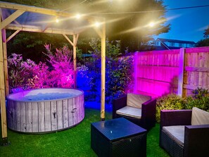 Property grounds - Remarkable 3-bed Hot Tub House in Blackpool (Blackpool)