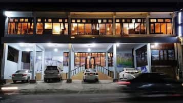 Fachada da propriedade à noite