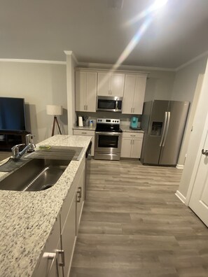 Jääkaappi, mikroaaltouuni, uuni, liesi