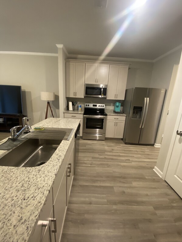 Réfrigérateur, micro-ondes, four, plaque de cuisson