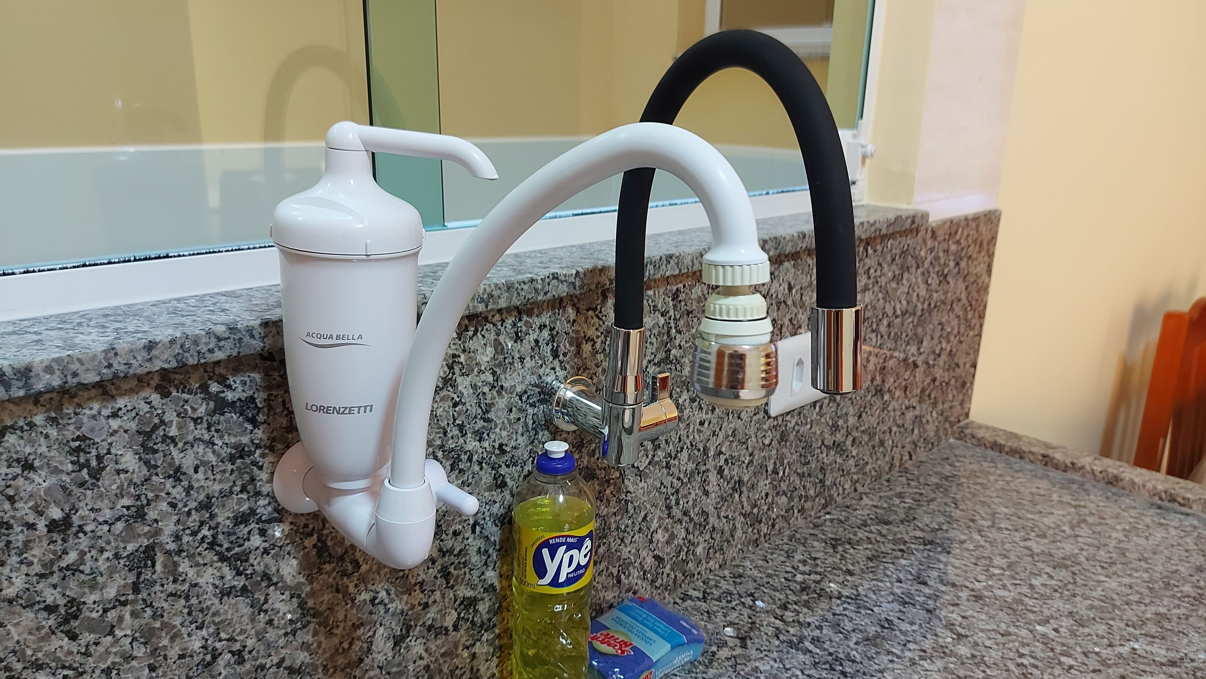 Chuveiro, toalhas de banho, sabonete, papel higiênico