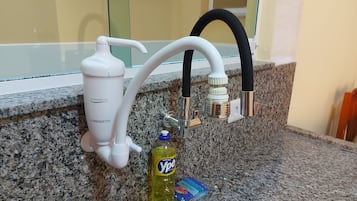 Chuveiro, toalhas de banho, sabonete, papel higiênico