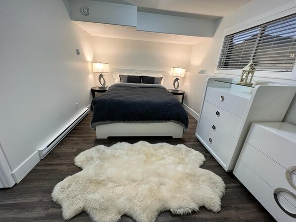 2 bedrooms, desk, iron/ironing board, free WiFi - Comfy 2-bedroom basement with kitchen/bath for you. (Saskatoon)