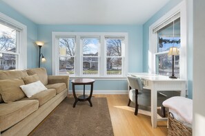 تلفزيون بشاشة مسطحة، مشغل دي في دي، كرة قدم الطاولة، كُتُب