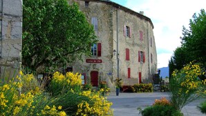 A historic stone building with red shutters and a sign reading "Salon de Thé". - Château de Rosans (Rosans)