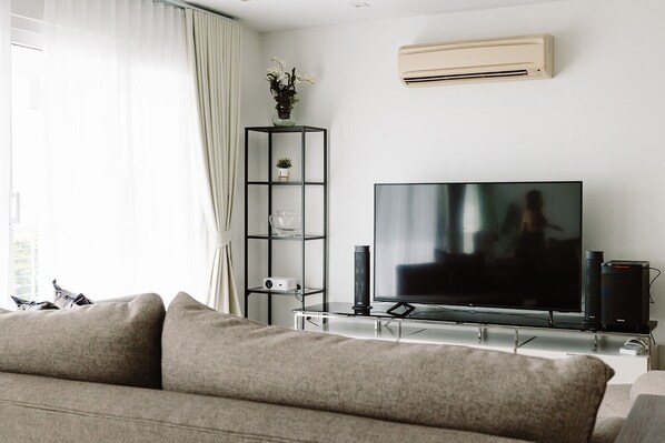 Una Smart TV, un reproductor estéreo