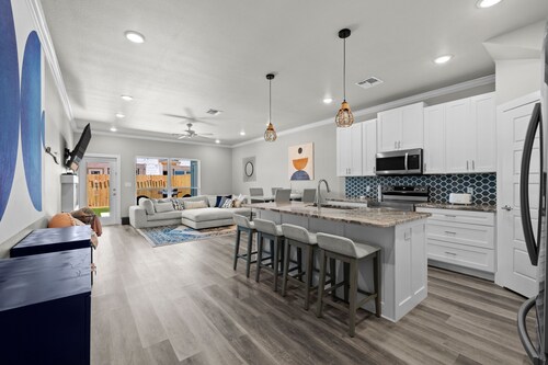 Beautiful New 3 Bedroom Townhouse w/ Private Pool