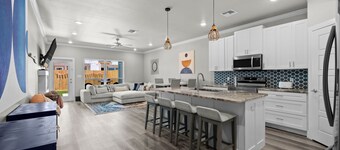 Beautiful New 3 Bedroom Townhouse w/ Private Pool