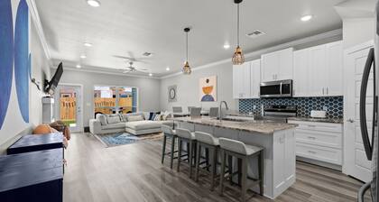 Beautiful New 3 Bedroom Townhouse w/ Private Pool